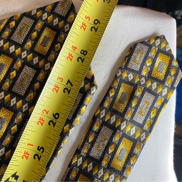 Vintage Vogue Italian Silk Tie Made In Canada Abstract Gold Geometric Diamond - Picture 6 of 6
